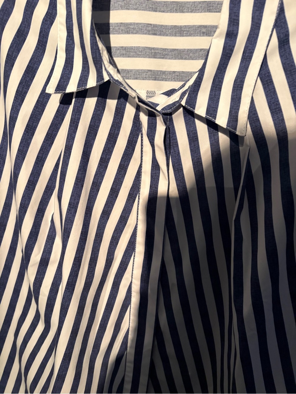 Hope & Harlow Striped Navy and White Short-Sleeve Button-Front Blouse - Picture 4 of 6